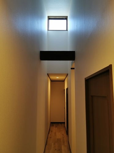 2階廊下採光窓