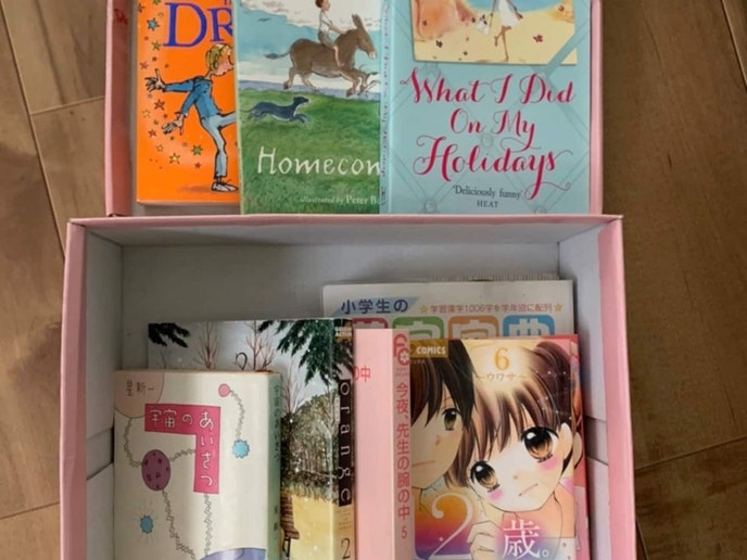 漫画、本、英語雑誌、DVDあります。