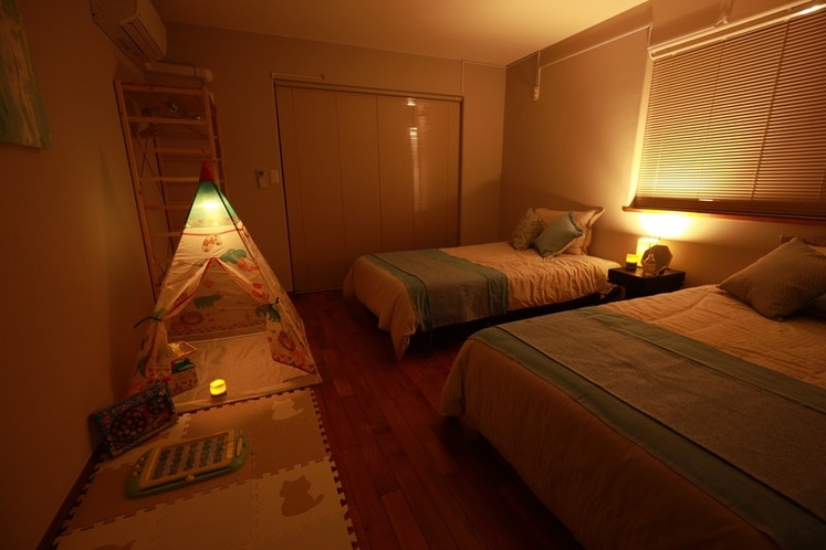第 2 寝室(セミダブルベッド×2、キッズスペース)