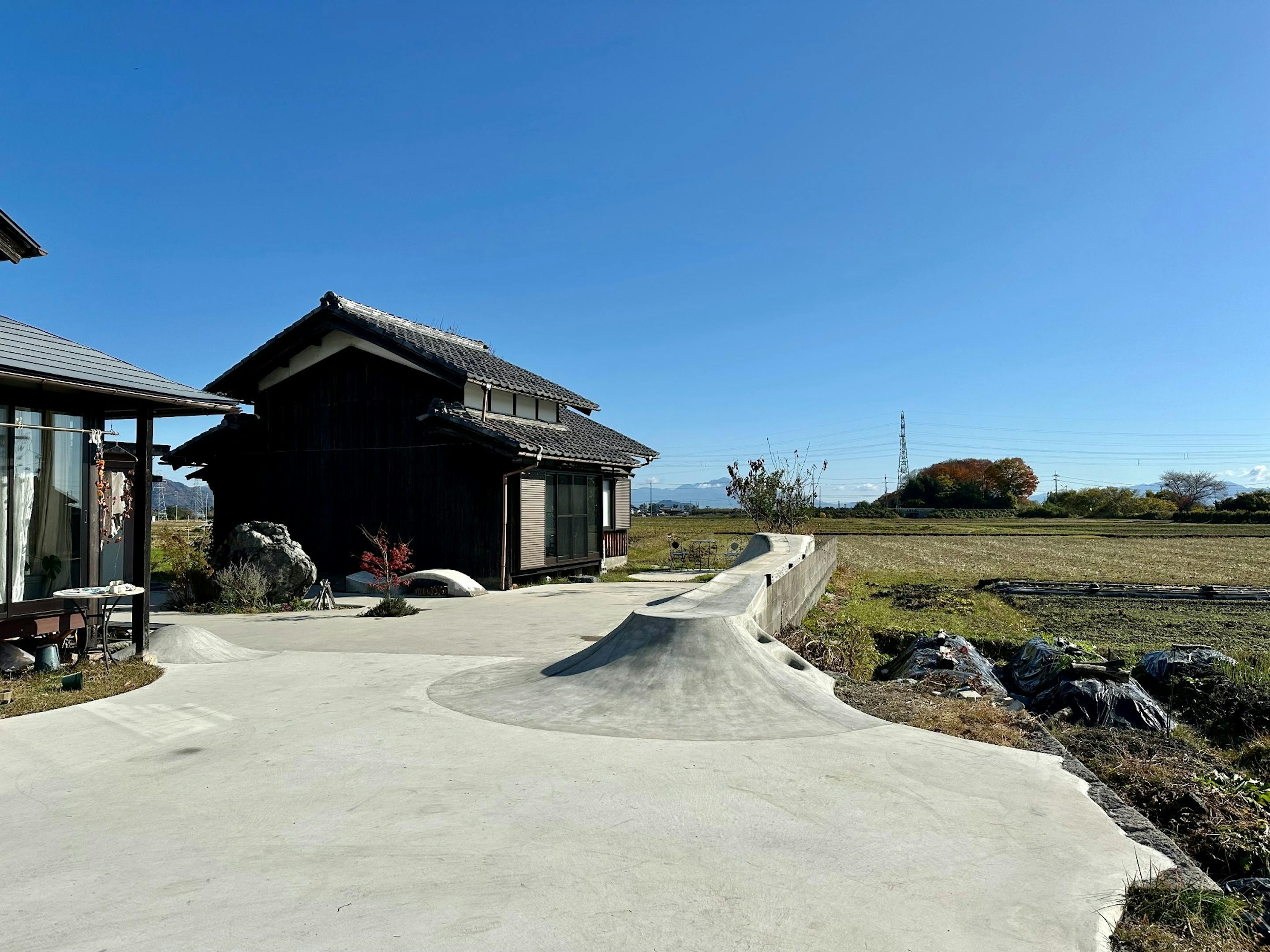 田園の中にある貸切宿と小さなスケートパーク