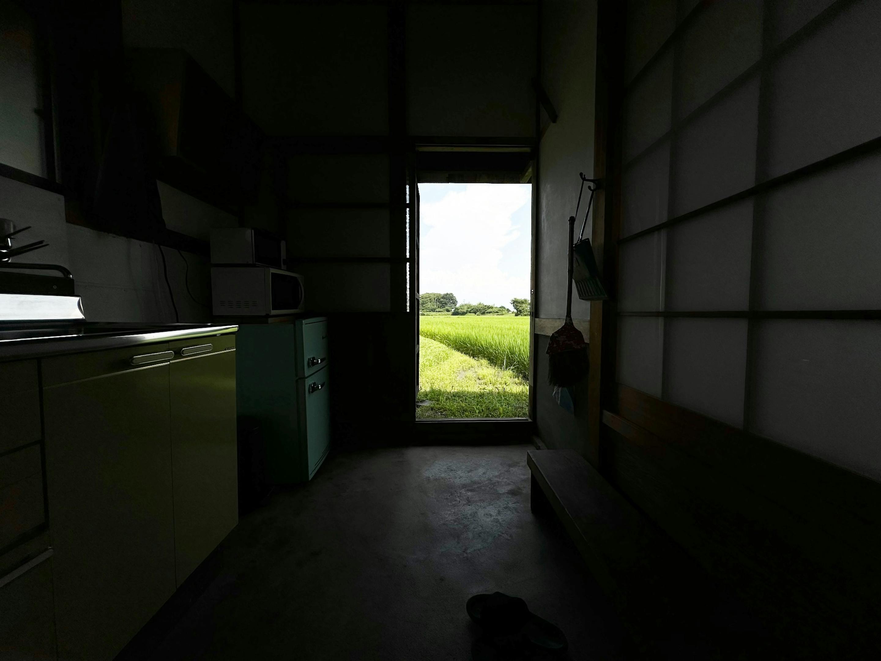 土間の勝手口を開けると田園が広がります