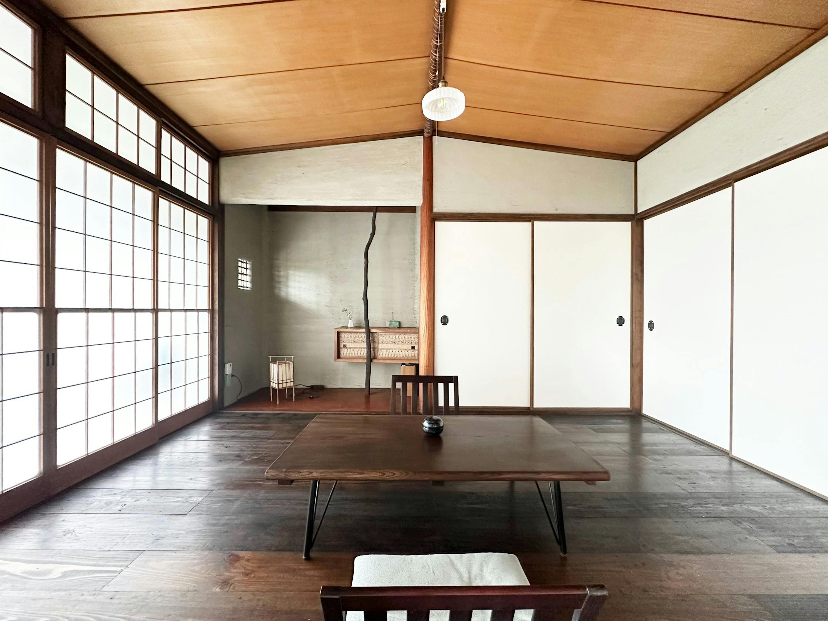 ６畳には舟底天井に印象的な床間、古材フローリング