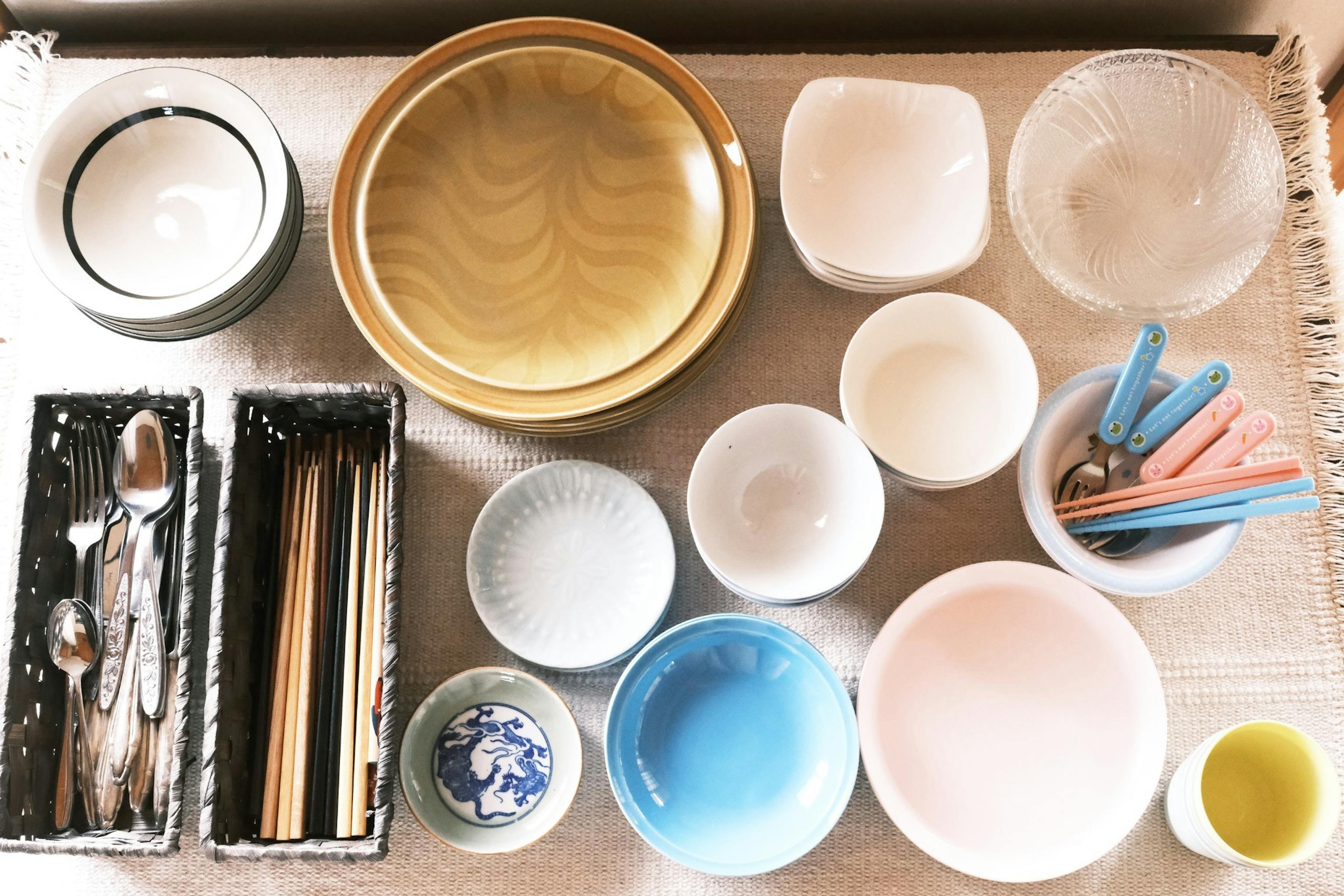 調理器具、食器類はキッチンの引出しにあります