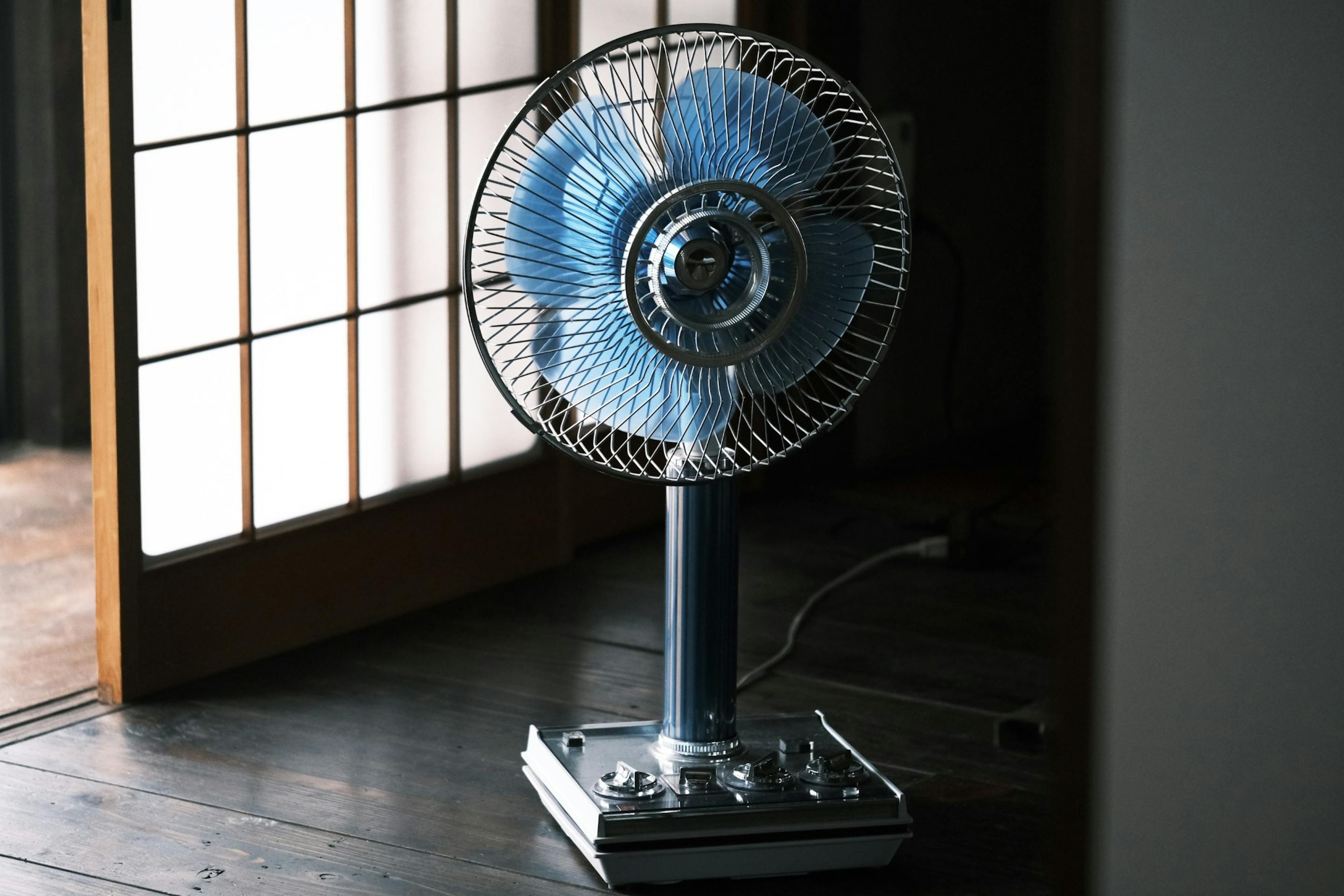 夏季にはレトロな扇風機