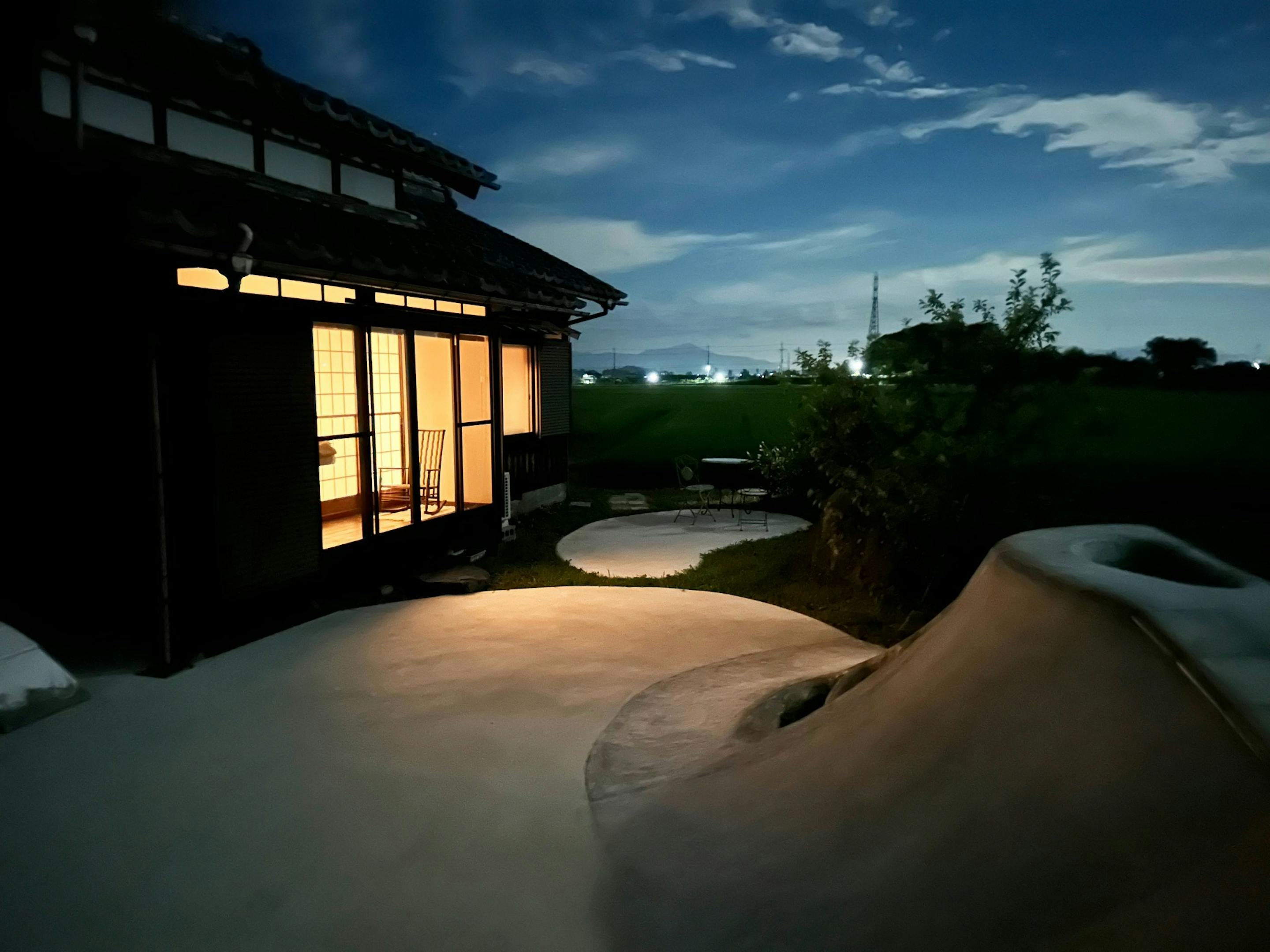 夜には雪が積もった静寂を思わせるスケートパーク。外灯が消えていても足元がしっかり見渡せます