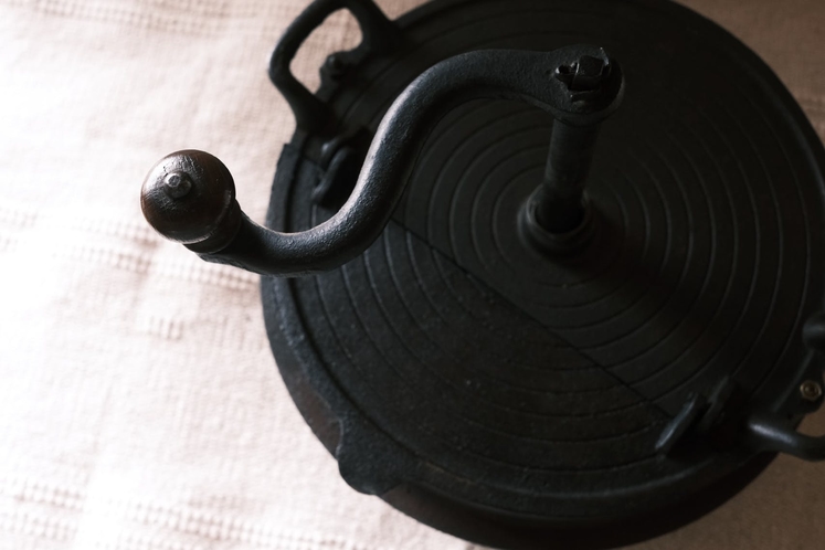 100年以上前に製造されたドイツ製鋳物の手回し焙煎機で少しずつ丁寧に焙煎しています
