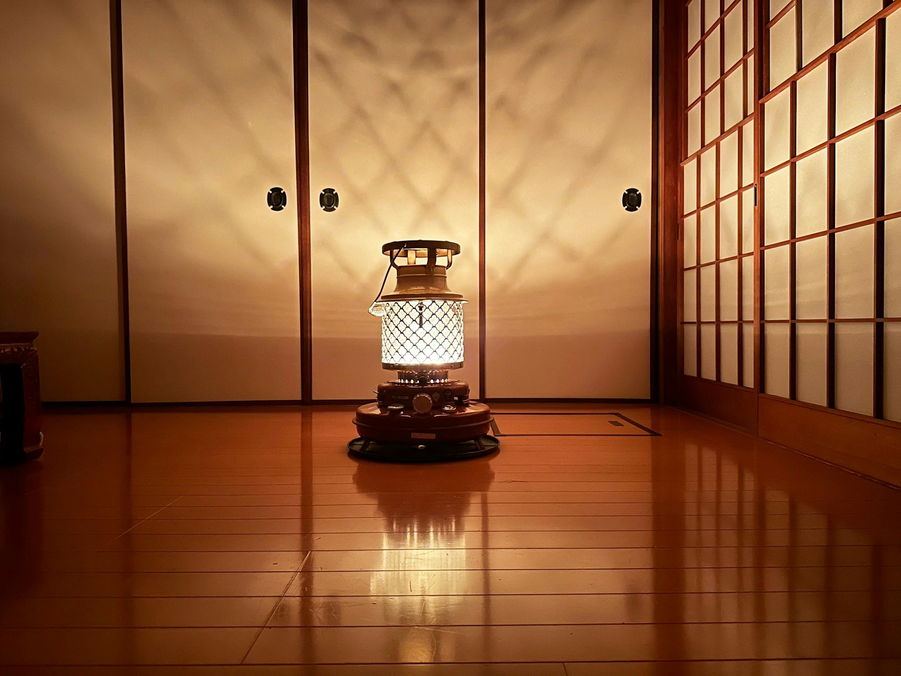 空調は通年エアコン、冬季はnissenの灯油ストーブ