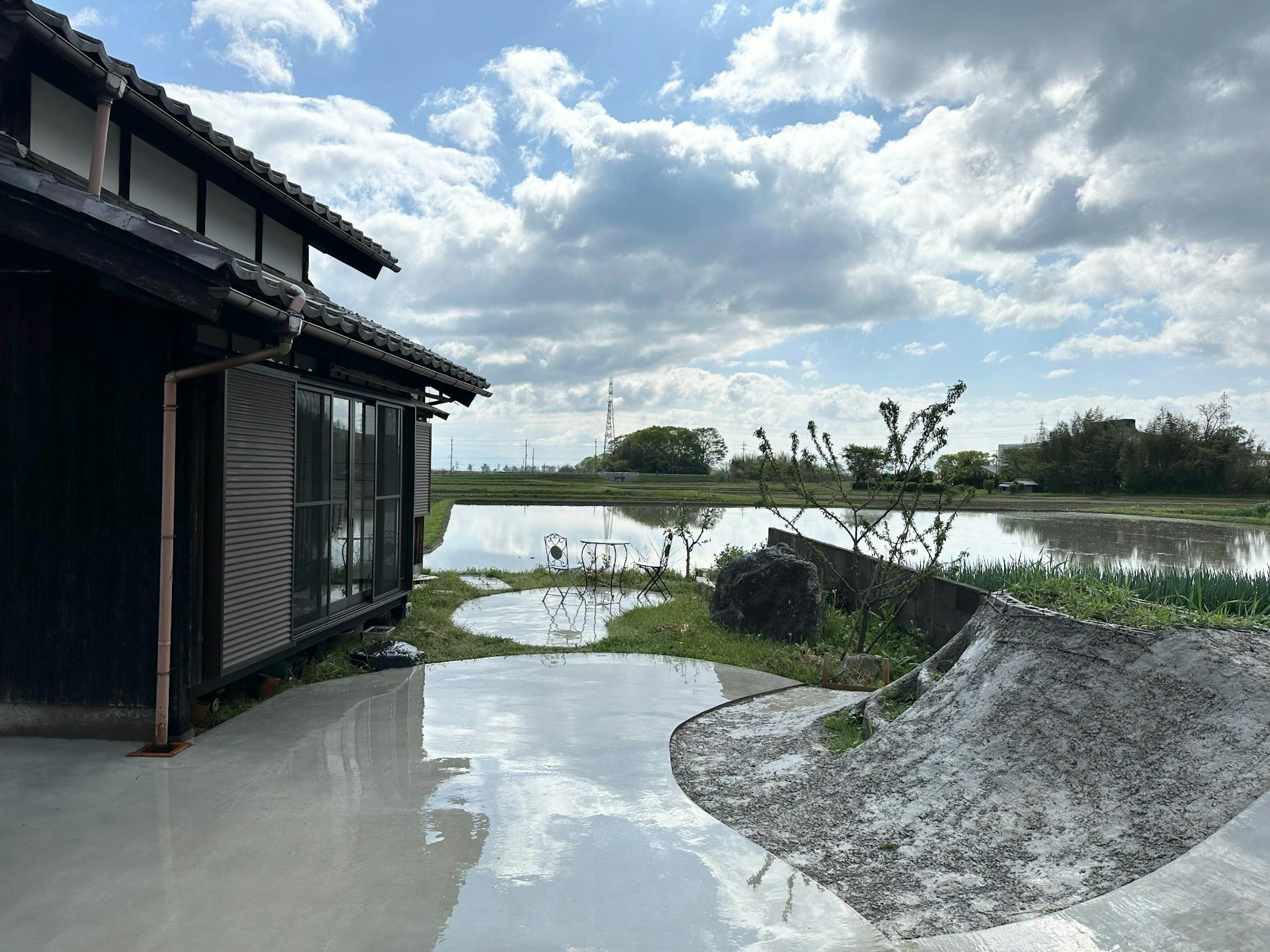 田んぼに水が張られると、庭から水面が続いているように見えます