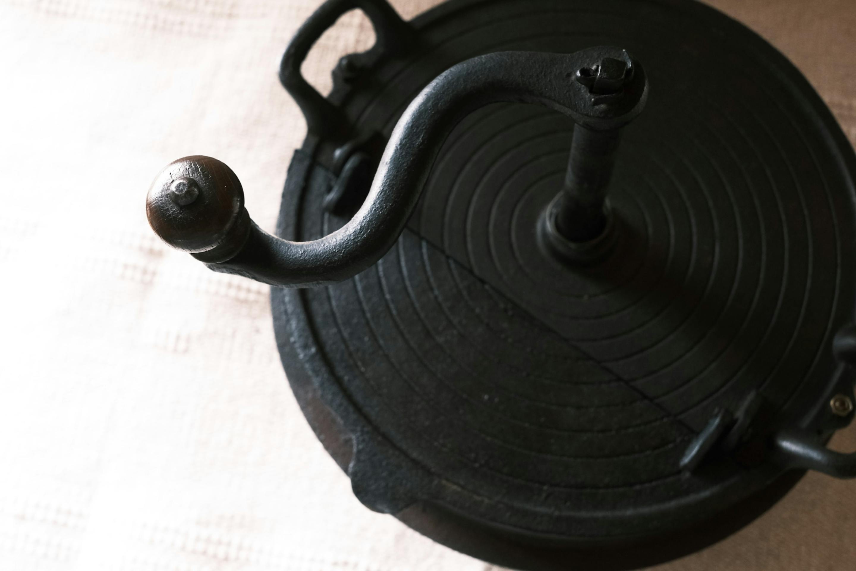 100年以上前に製造されたドイツ製鋳物の手回し焙煎機で少しずつ丁寧に焙煎しています