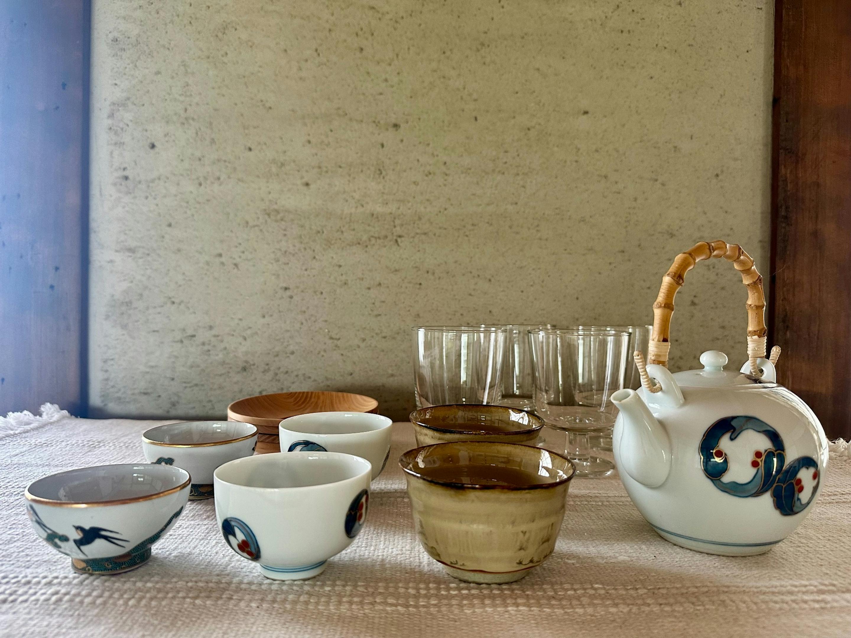 グラス、カップ類は冷蔵庫上の収納に御座います