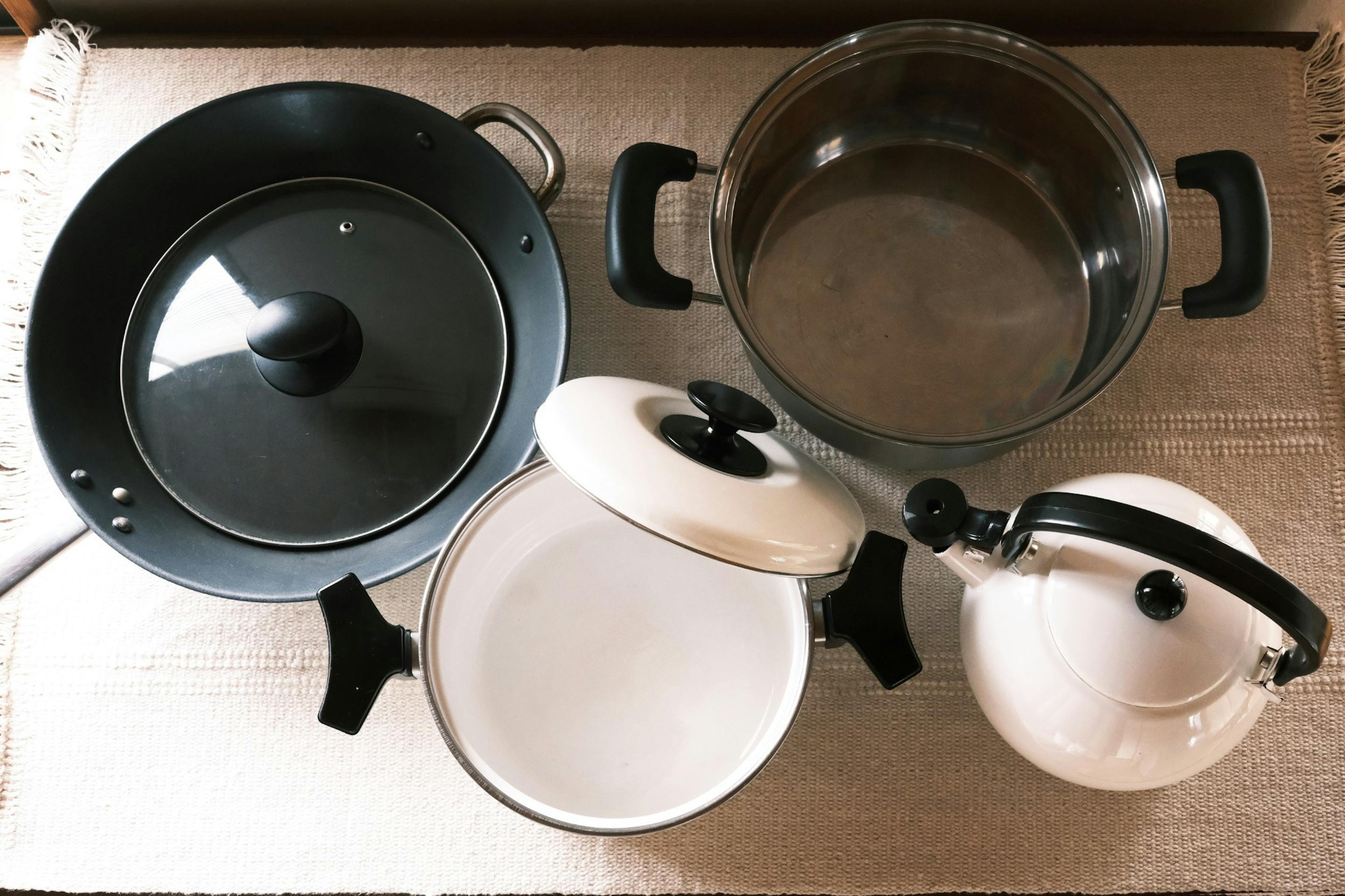 ご利用いただける調理器具です。鍋やフライパンを机に置く際には必ず鍋敷をご利用下さい。