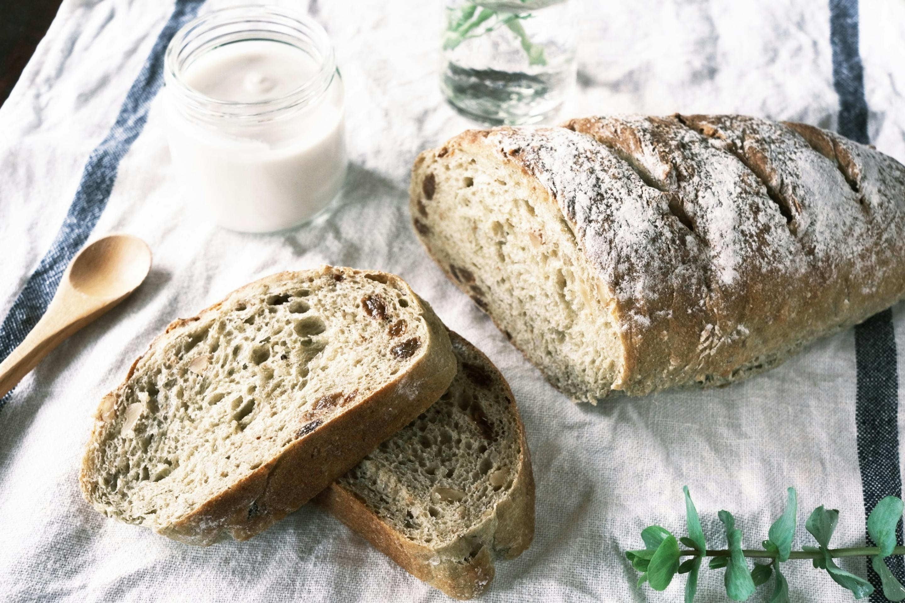 ハルミノパン。国産小麦を使用したレーズン、くるみのパン。一つで2〜3名さまの朝食にぴったりです...