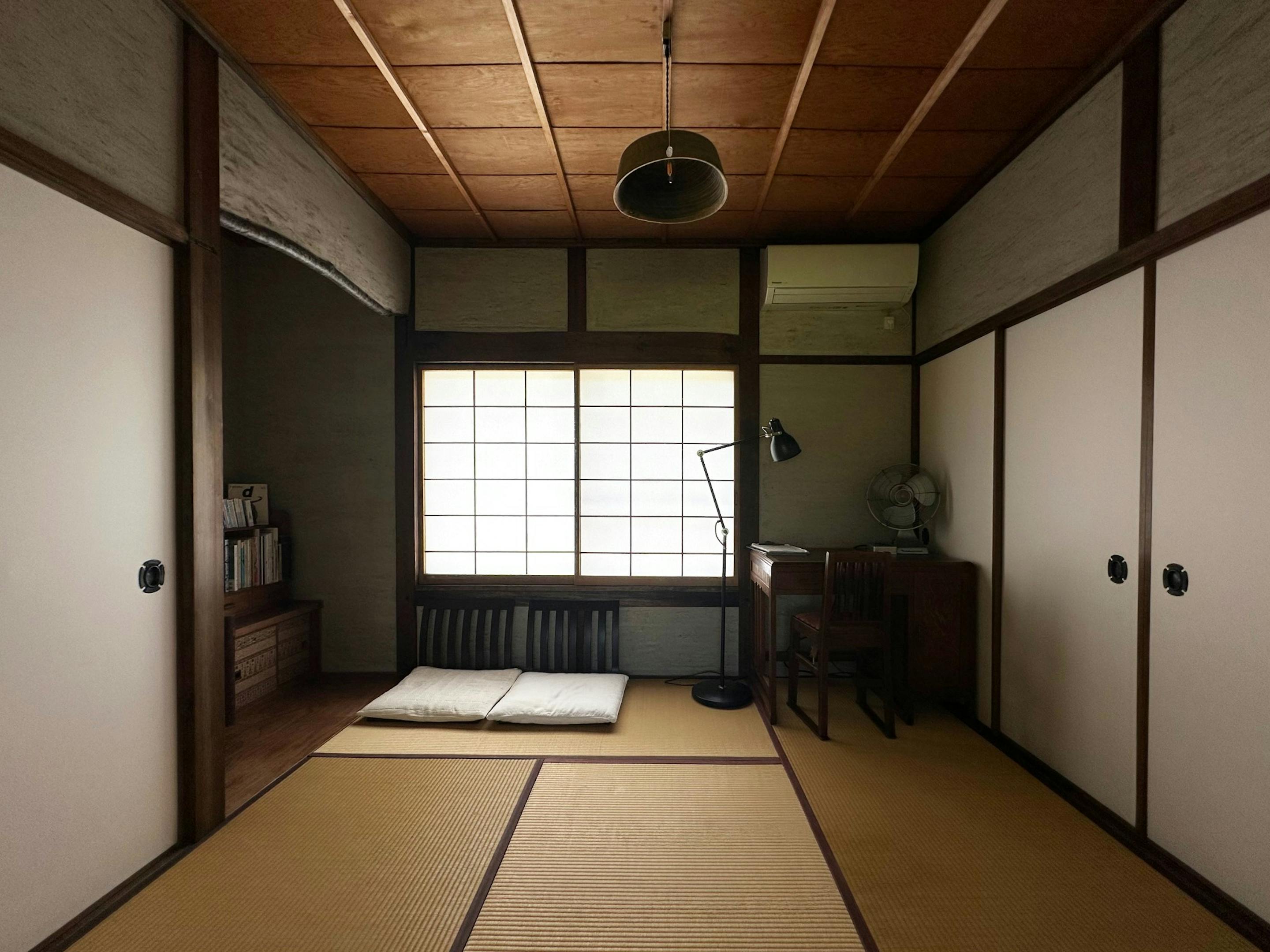 ４畳半のお部屋には古い学習机、６畳のお部屋との区切りは襖