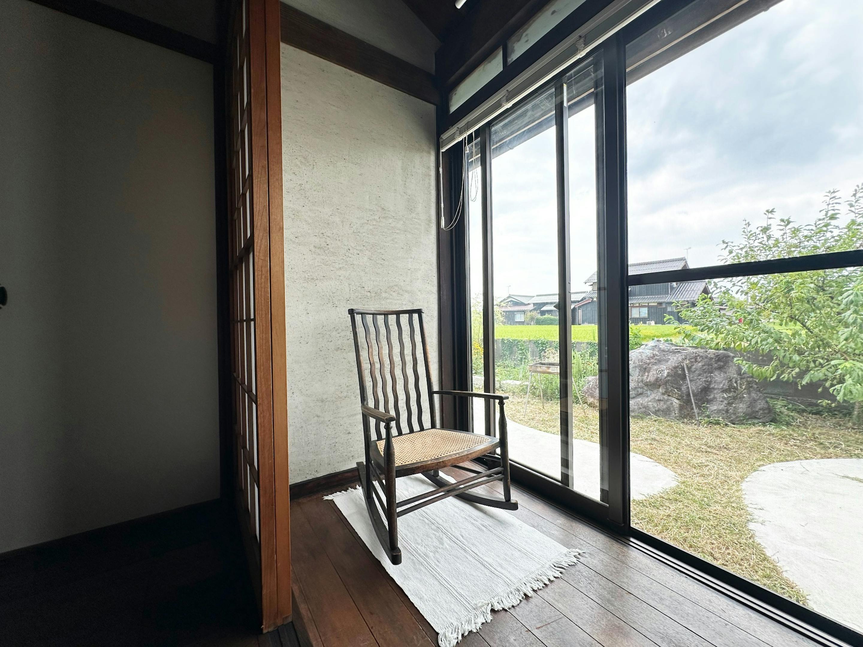 縁側のロッキングチェア は読書に最適です