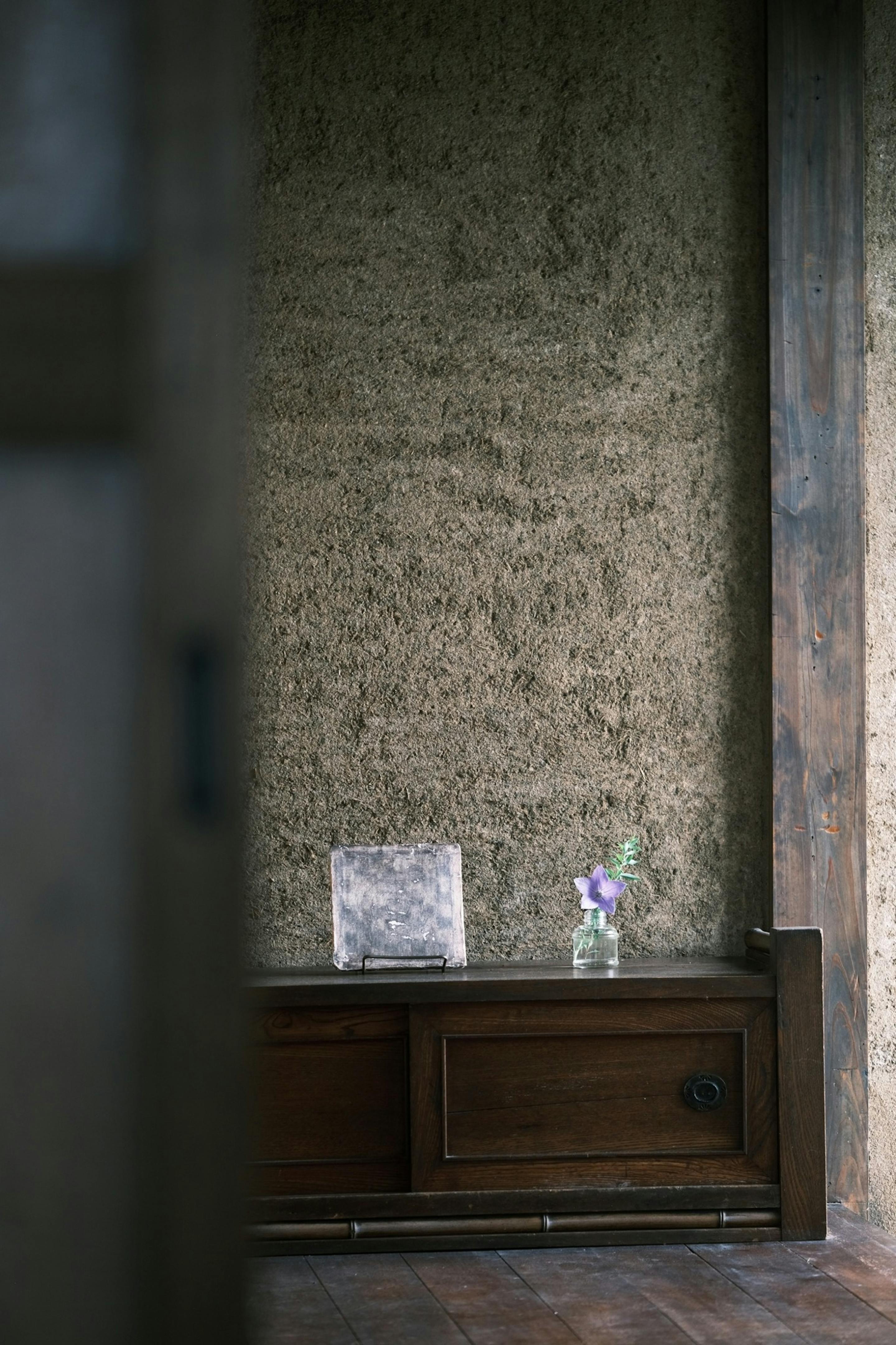 玄関の作品は銀箔で、あえて表面保護をしていません。時と共に育つ作品です。