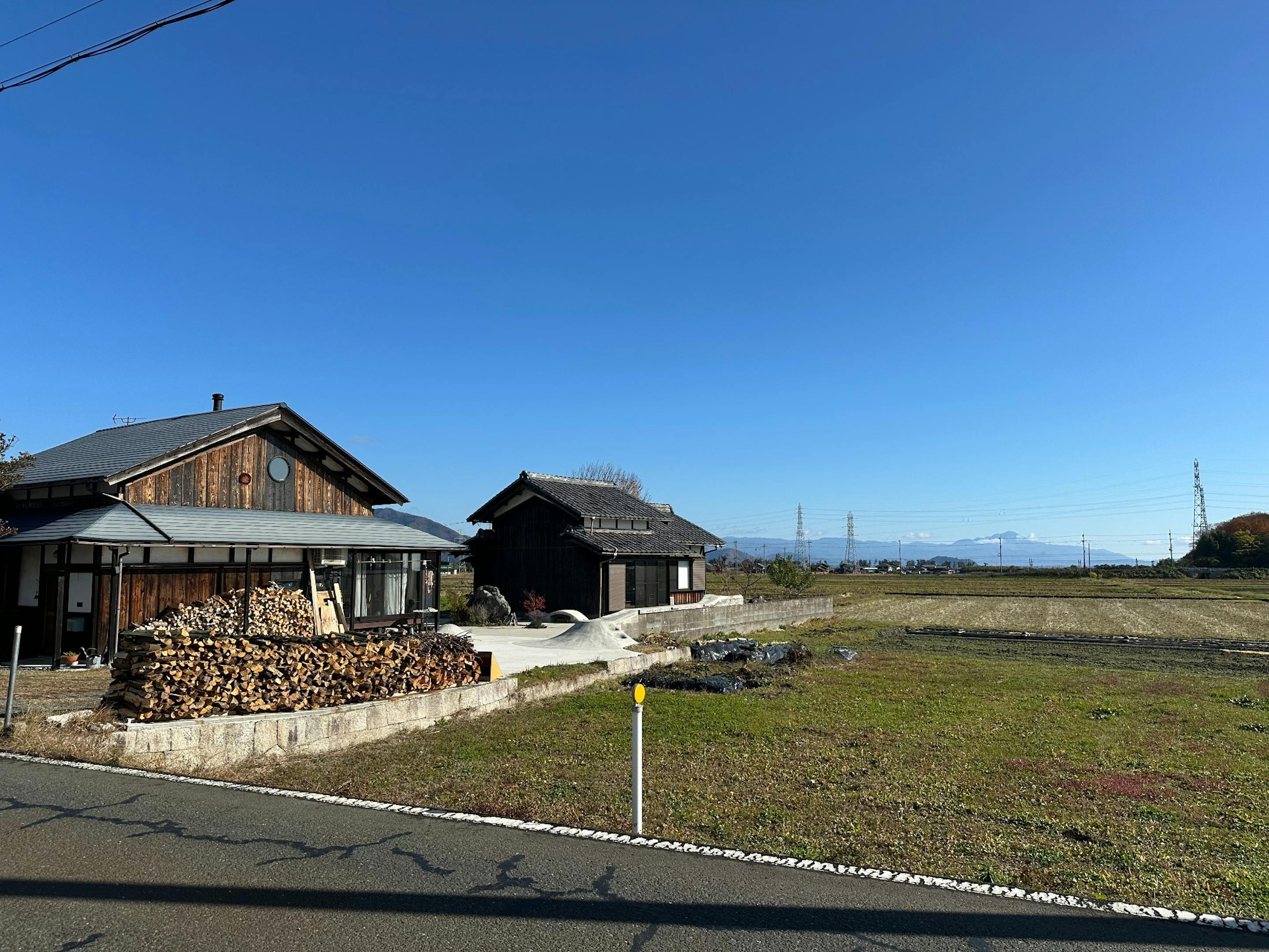 道路から奥の建物がお宿です