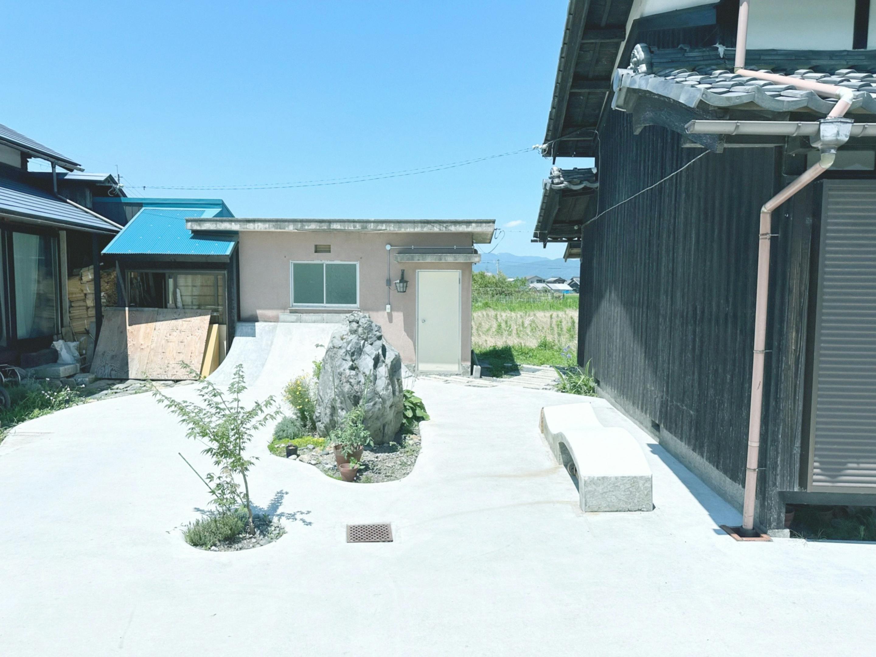 岩や花、木があります。滑走には十分お気をつけください。宿手前には高さ200mm、幅500mm、...