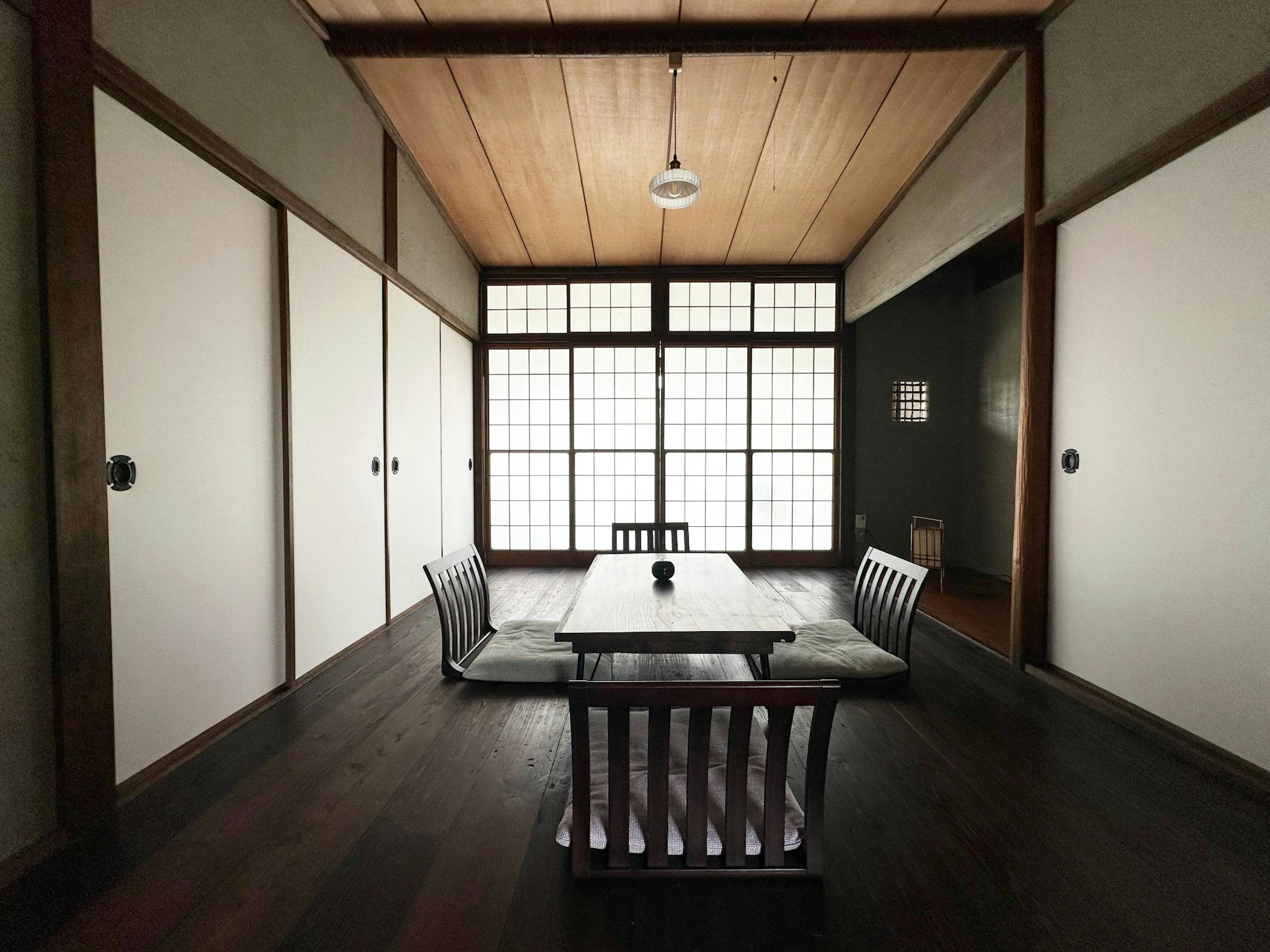 ６畳のお部屋には雪見障子に縁側