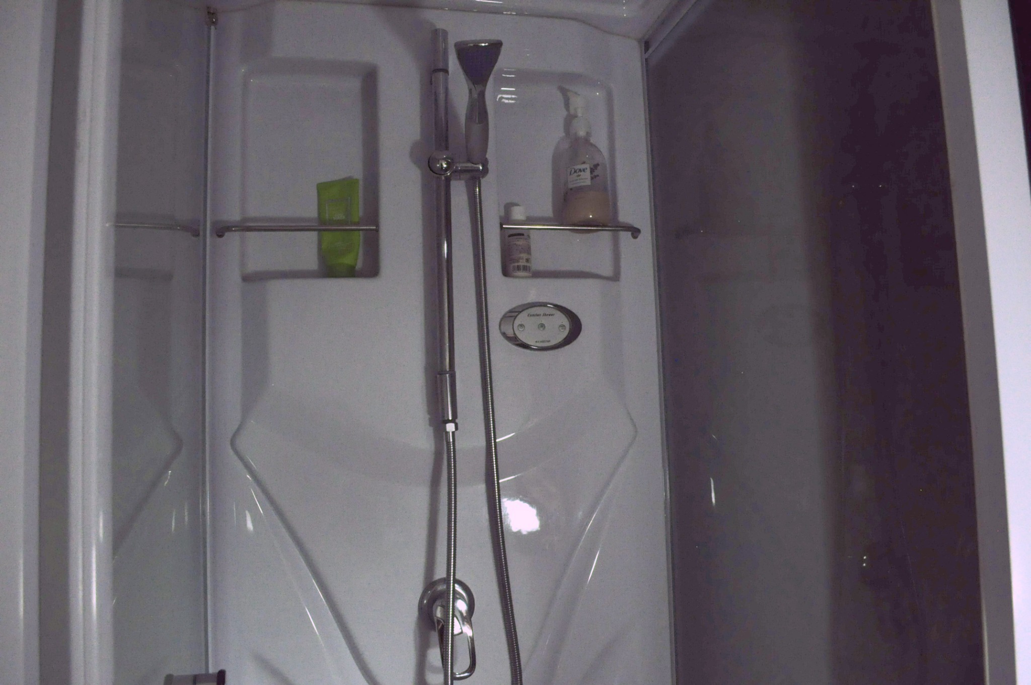 シャワールーム（バスタブはございません）