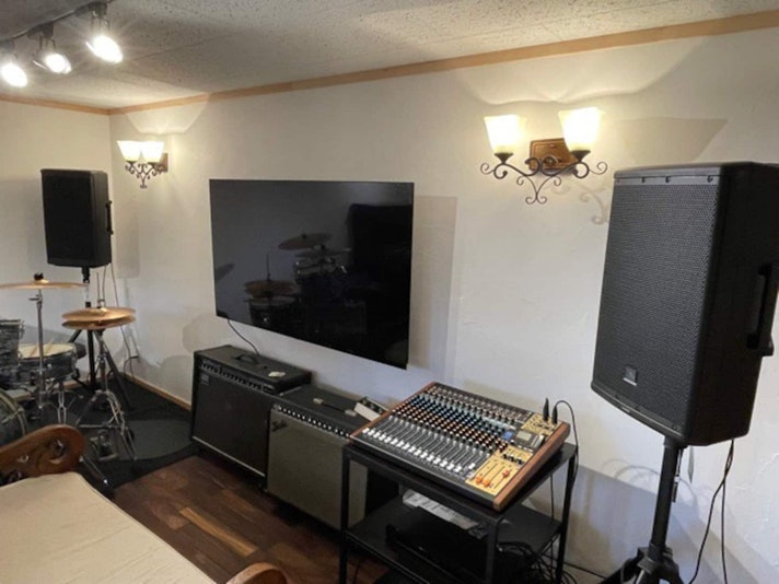 地下の音楽、音響・映像ルームは41平米の広さ、1泊8,000円の追加料金でご利用いただけます。