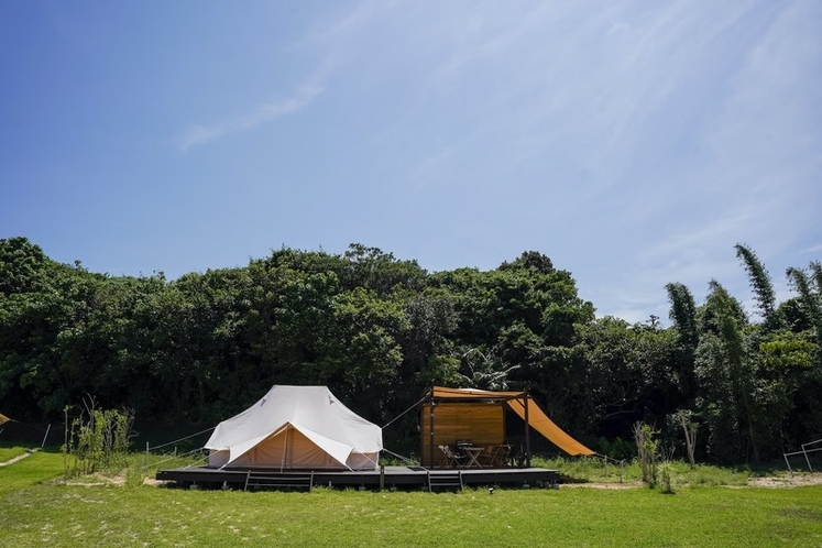 大型のグランピング テントのそばには充実したBBQスペースも完備しています。