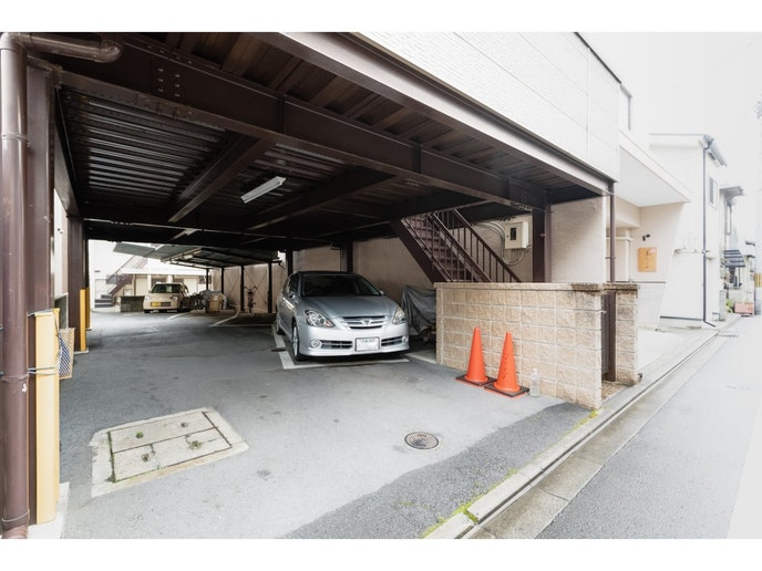 駐車場の奥がアパートです