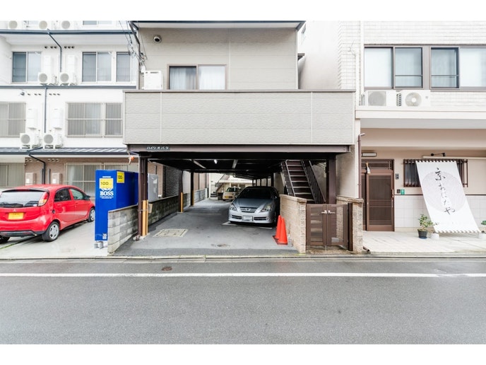 西隣にゲストハウス「京おばたや」があります