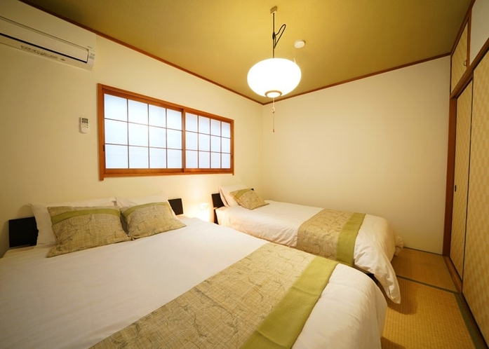 【寝室2】2Fの和室には、ダブルベッドとシングルベッドで最大3名までご宿泊