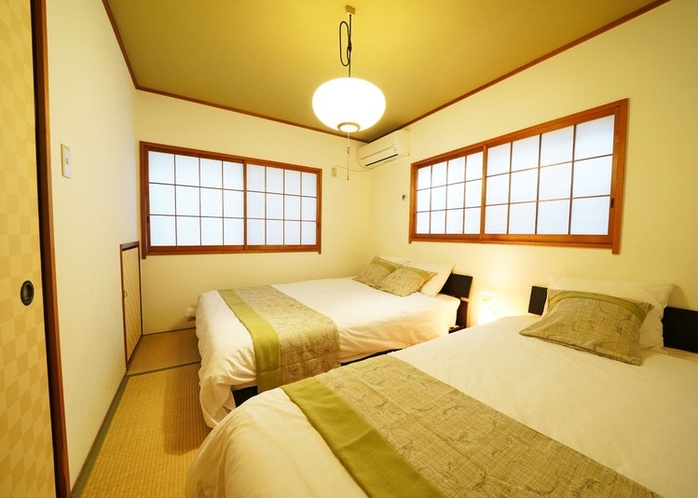 2つめの寝室は、和室にベッド2台 くつろげると評判です