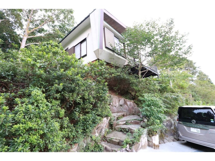 駐車場は4台停められます