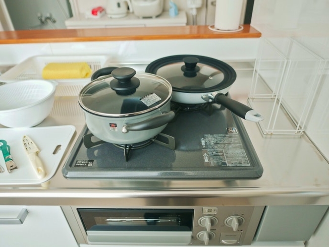 お鍋とフライパンは一つずつございます。※魚焼きグリルは使用できません A pan and...