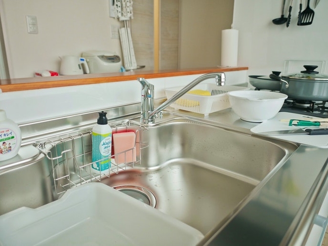食器洗いのための道具もございます。 A kitchen sink and dish soap