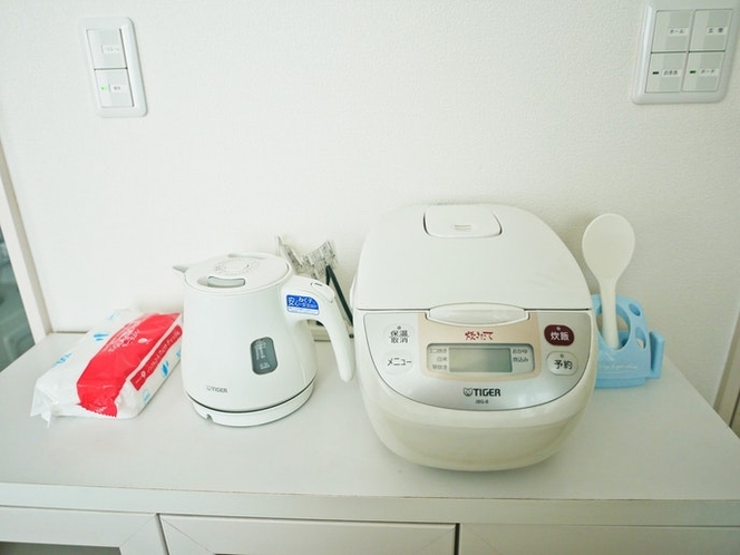 電気ケトルと炊飯器 A kettle and rice cooker