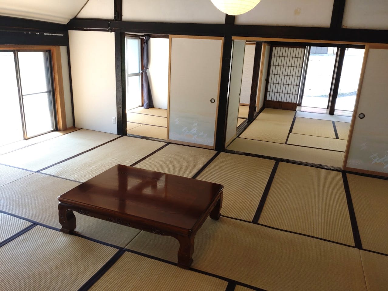 居間。お食事や本を読んだりおしゃべりしたり、まったりとお過ごしください。