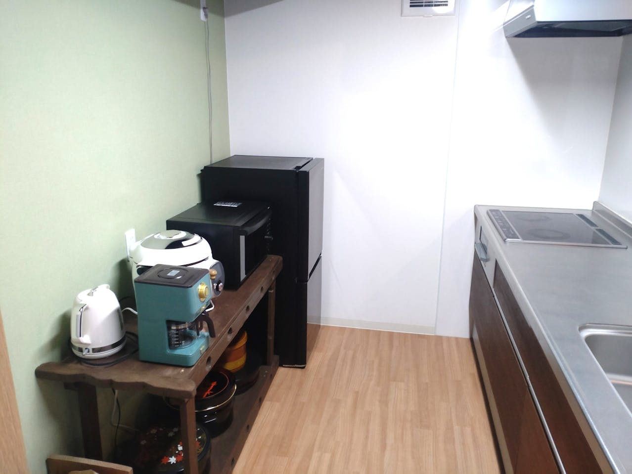 キッチンです。冷蔵庫、電子レンジ、炊飯器、電気ケトルなど、基本的な調理器具あります。