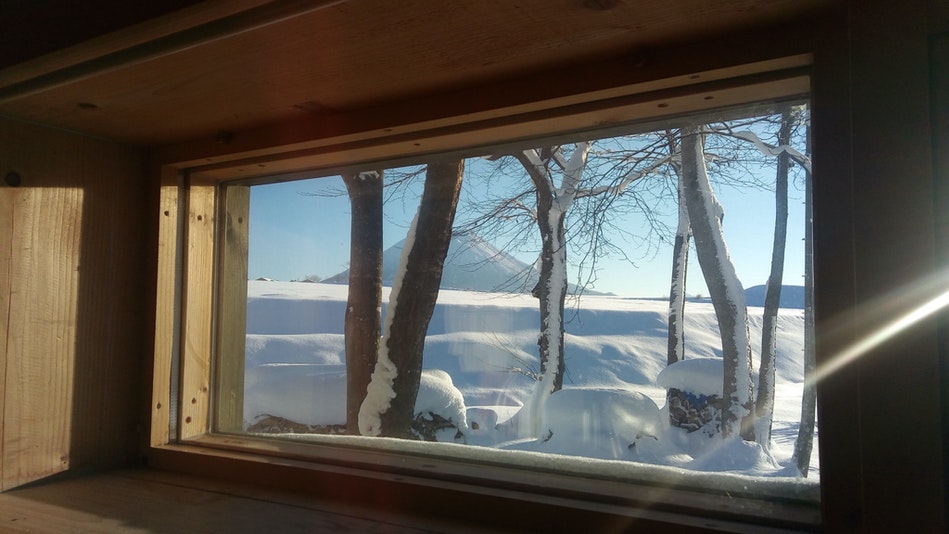 キッチンの窓から見える羊蹄山