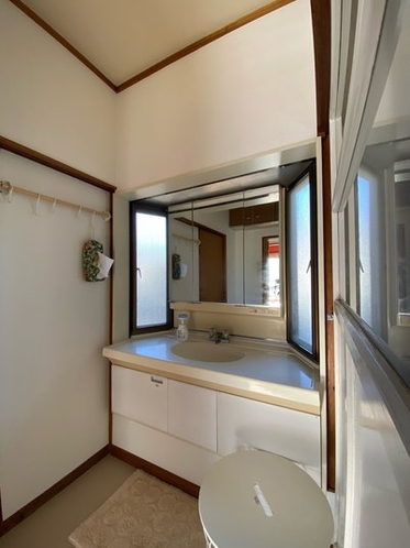 4.5帖寝室側の洗面(右トイレ、左お風呂)