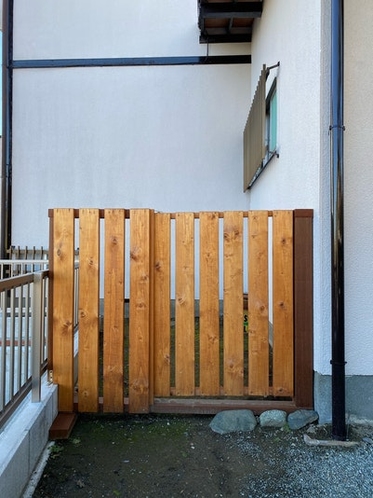 庭入口の木戸(わんちゃん脱走防止用)