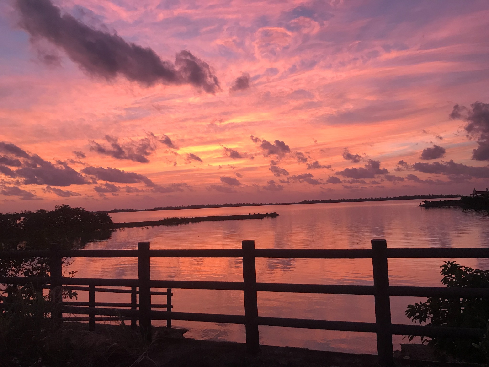 川満漁港（徒歩5分）からの夕焼け