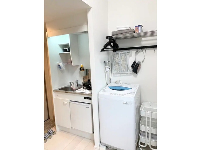 Kitchen, fridge and washing machine/厨房冰箱和洗衣机