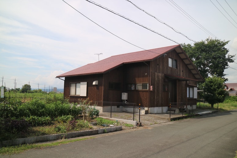 エンジ色の屋根が目印