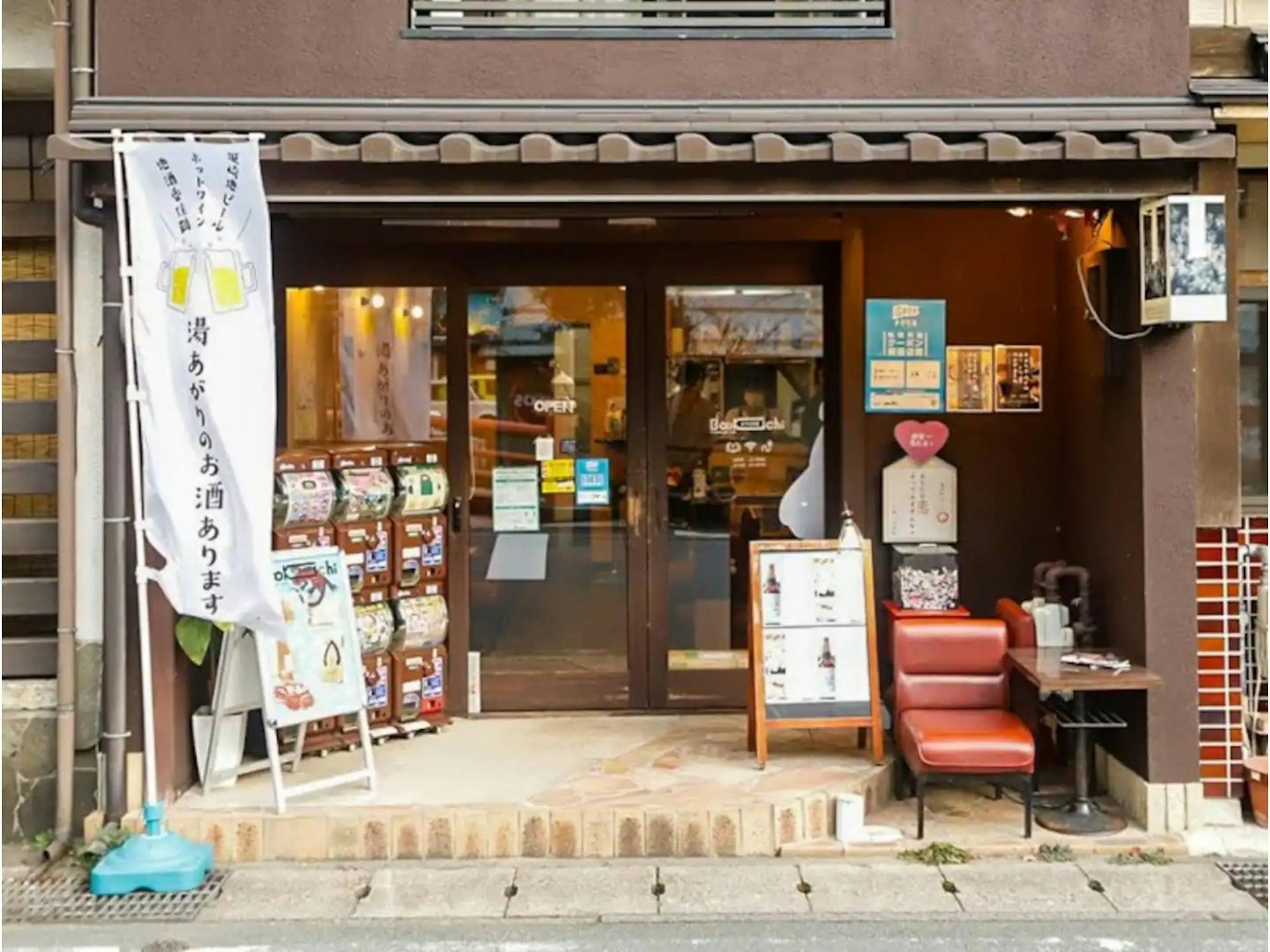 エントランスは1Fの書店となっております。