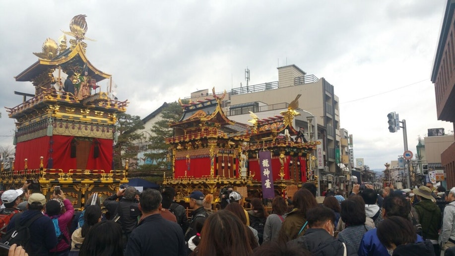 高山祭り 日本三大曳山祭、日本三大美祭の一つで春の山王祭と秋の八幡祭の総称。...