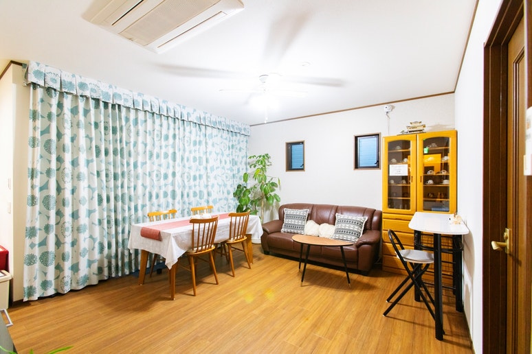 This is the living room, on the 2F. As you can...