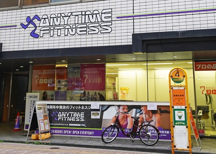 24時間営業の「ANYTIME FITNESS」は目の前