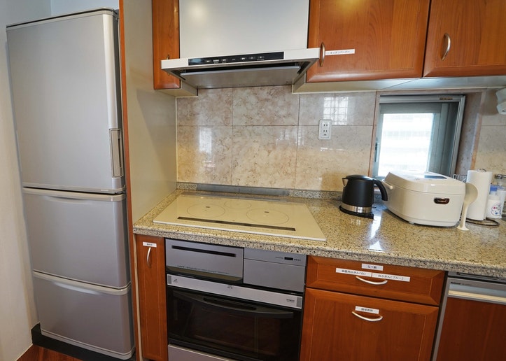 大型冷蔵庫に3口のIHコンロ