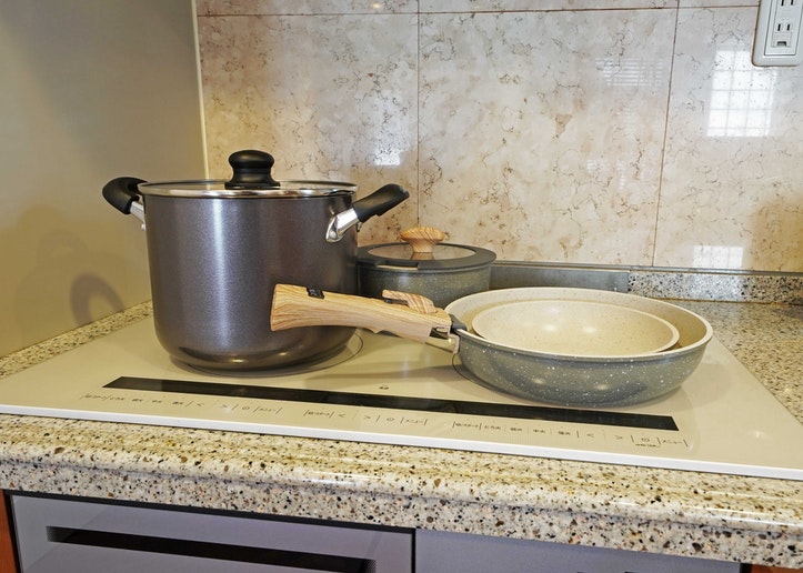 フライパンやお鍋など調理器具揃ってます