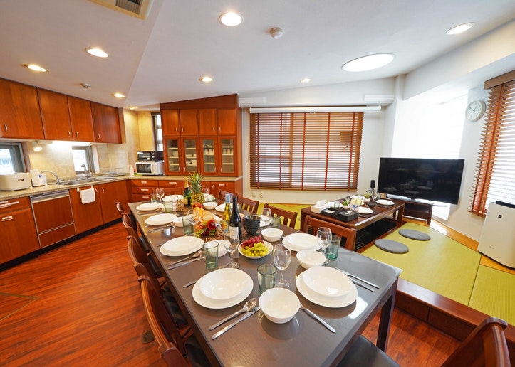 リビングダイニングには、10人着席の大きなダイニングテーブルと、4人座れる堀りごたつあり、大人...