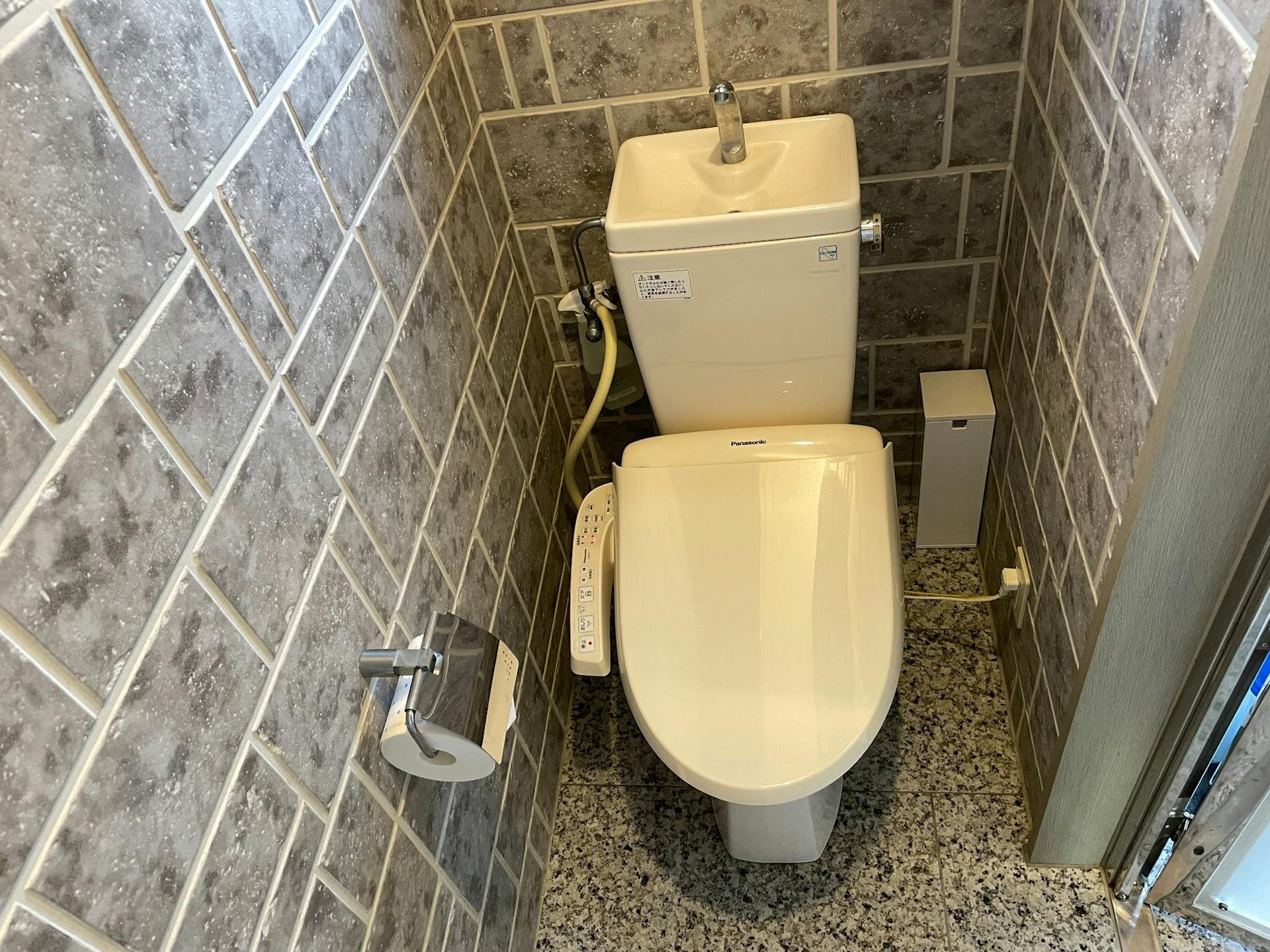 トイレ　ウォシュレット付き