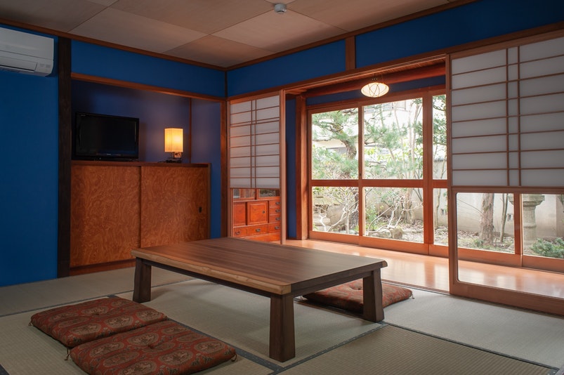 藍の間は寝室と歓談の間として利用頂けます。